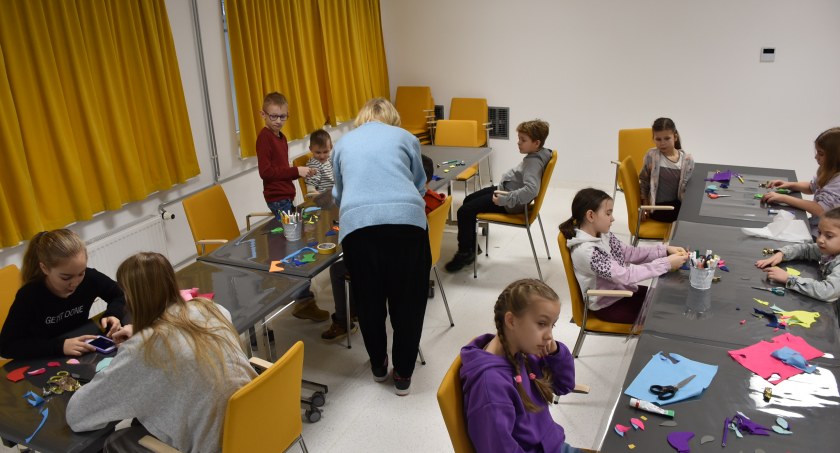 Zimowe ptaki w kolorowej odsłonie powstawały w Miejskiej Bibliotece (foto)