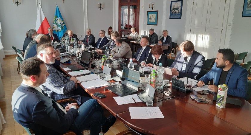 Łowicz. Komisja rewizyjna przeprowadzi kontrole w KS „Radość” i w jednym z wydziałów ratusza