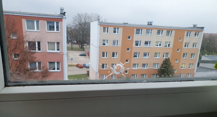 Zabawa? Czy ktoś celowo wybija szyby na łowickim osiedlu? (foto)