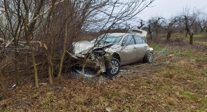 Groźny wypadek w Kompinie. Auto uderzyło w drzewo, cztery osoby ranne 
