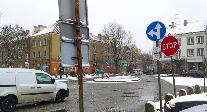 Łowicz. Kolizja na Starym Rynku