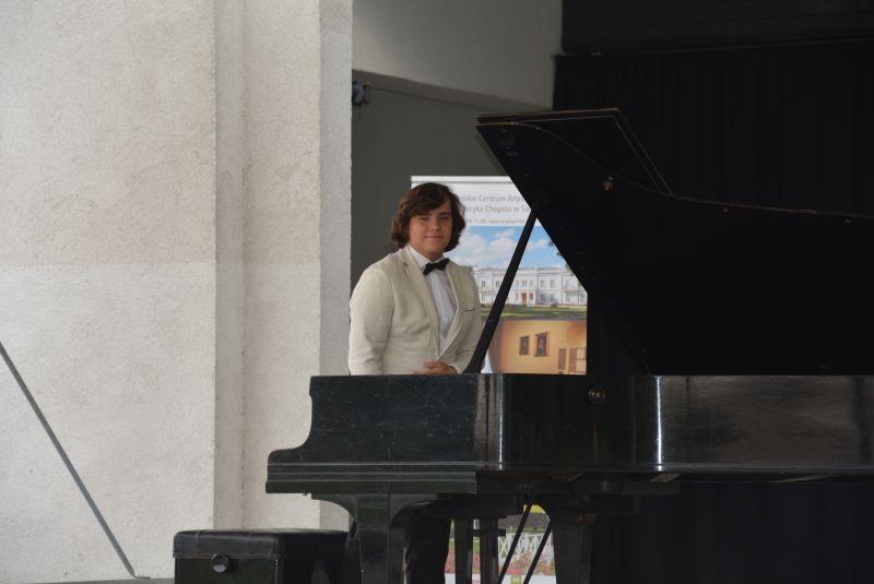Zdolny 20-letni pianista wystąpił w Sannikach