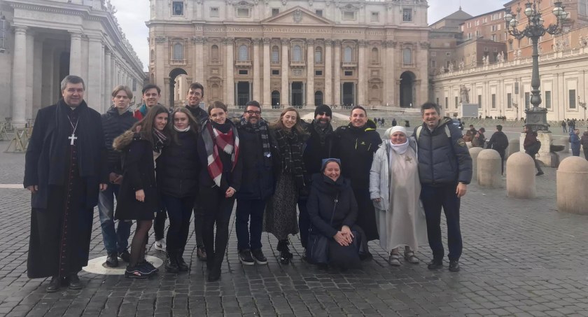 Młodzież z diecezji łowickiej we Włoszech. Modlili się przy grobie bł. Carlo Acutisa, byli na audiencji u papieża Franciszka (foto)