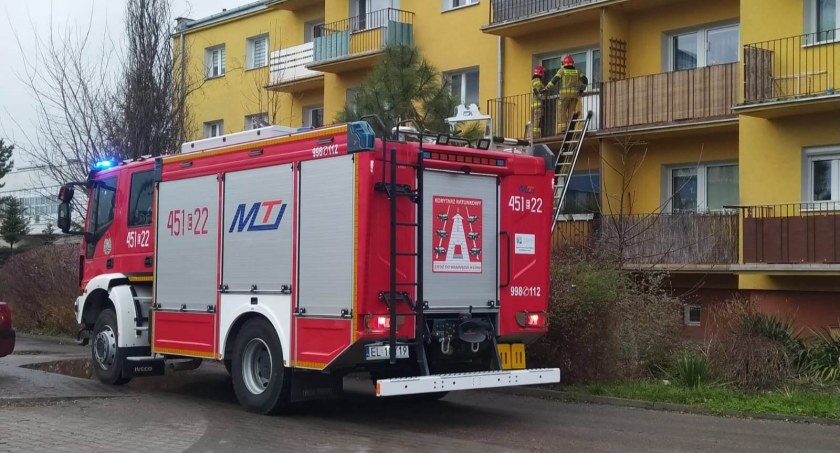 Strażacy wezwani do otwarcia mieszkania na os. Dąbrowskiego
