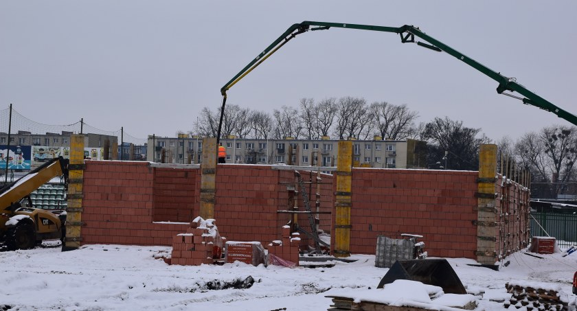 Łowicz. Pełną parą idą prace przy budynku zaplecza Pelikana (foto)
