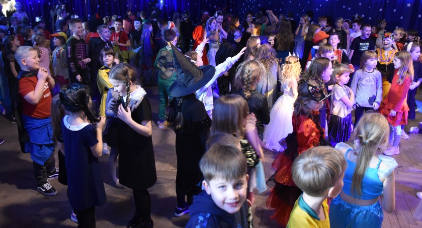 Bal karnawałowy w kosmicznej scenerii w Szkole Podstawowej nr 2 (foto,film)