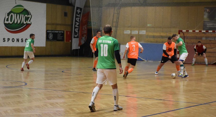  Łowicka Liga Futsalu. Wyniki z weekendu 11-12 lutego. Kolejarz awansuje do I ligi (foto)