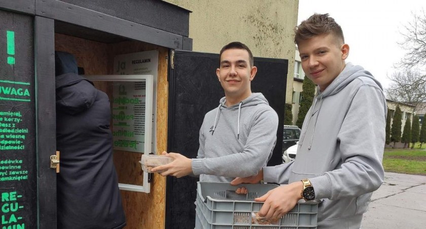 Wspaniały gest maturzystów z łowickiego Hotelarza! Jedzeniem ze studniówki podzielili się z potrzebującymi! (foto)