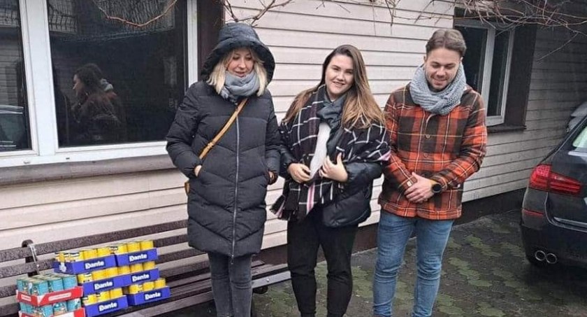 Prawie 100 puszek karmy dla podopiecznych stowarzyszenia Cztery Łapy