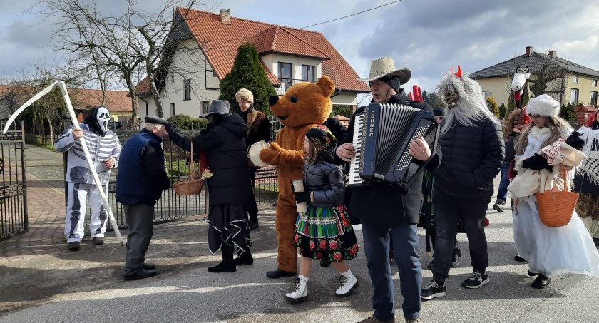 Bobrowniki. Ostatkowe chodzenie z misiem (foto, film)