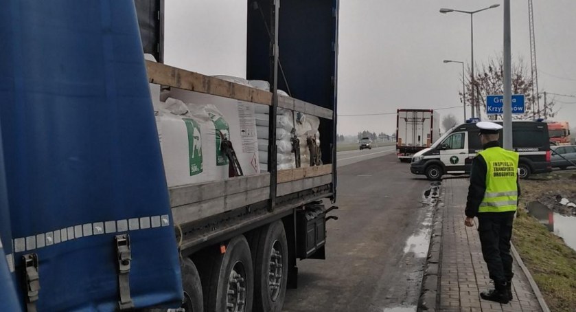 Wiózł ciężarówką nawozy. Szczegółowa kontrola wykazała szereg naruszeń  