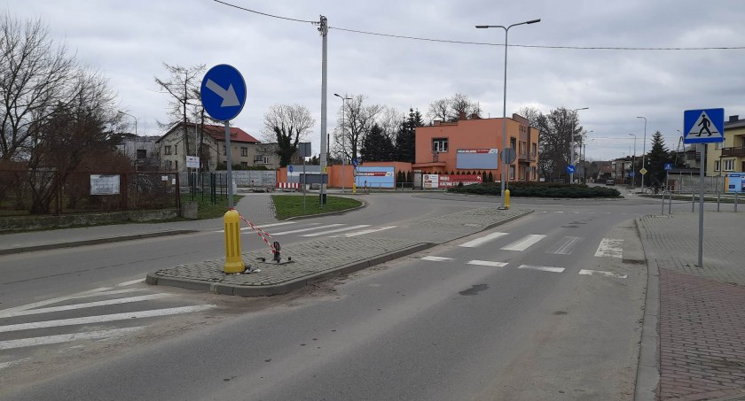 Łowicz. Wypadek na ulicy 1 Maja - auto uderzyło w latarnię (foto)