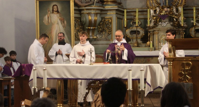 Łowicz. Środa popielcowa w kościele pijarskim (foto, film)