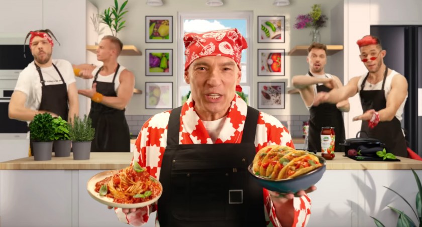 Stachursky w boysbandowej reklamie sosów Łowicz (film)