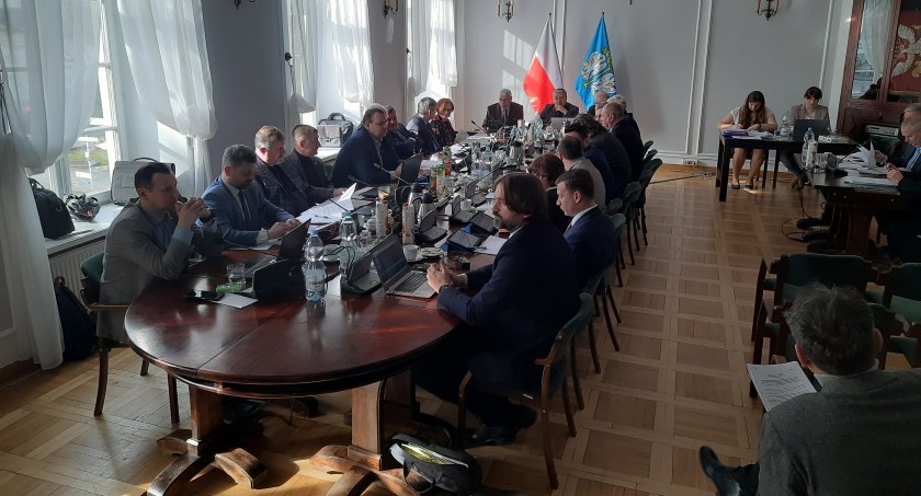 Łowicz. Echa walentynkowej akcji na Starym Rynku na sesji rady miasta