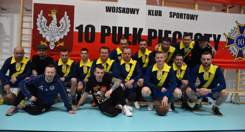 Sierakowice. Charytatywny Turniej Halowy w stylu retro (foto)