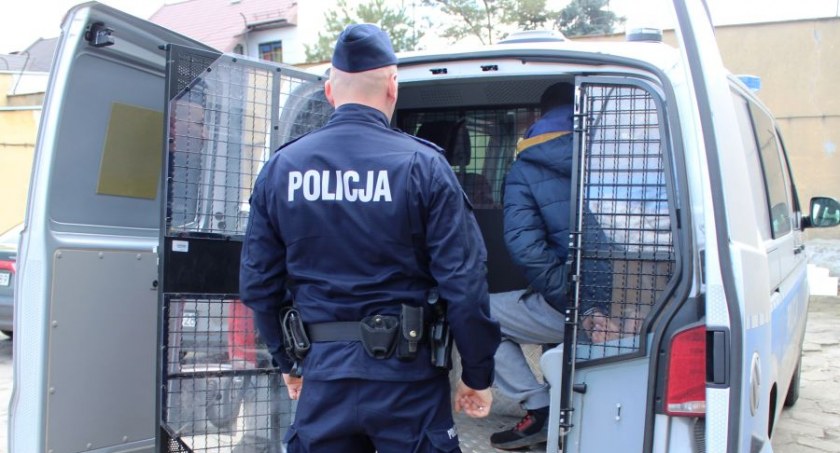 Gmina Nieborów. Ponad pół kilograma amfetaminy znalezione na jednej z posesji (foto)