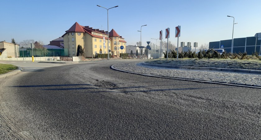 Łowicz. Kiedy naprawią uszkodzony ekran akustyczny i ubytki w asfalcie na rondach na Zatorzu? (foto)