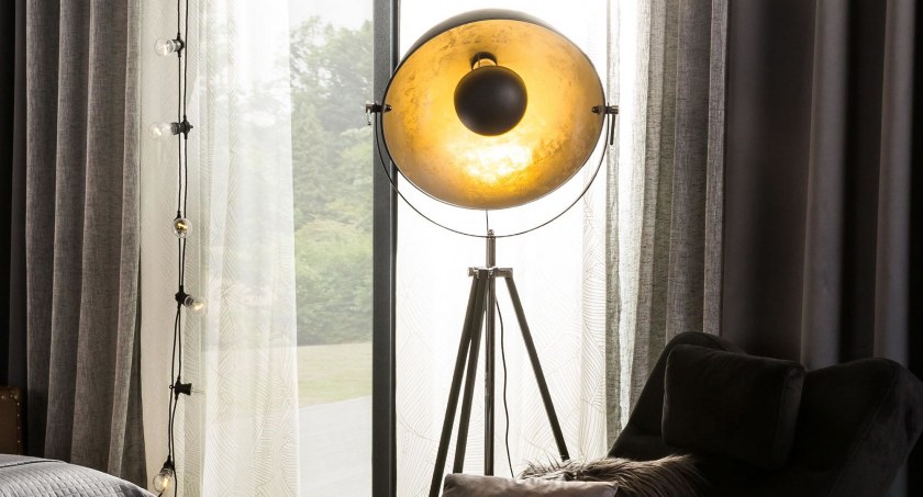Czarna lampa podłogowa do kącika czytelniczego – jaka sprawdzi się najlepiej?
