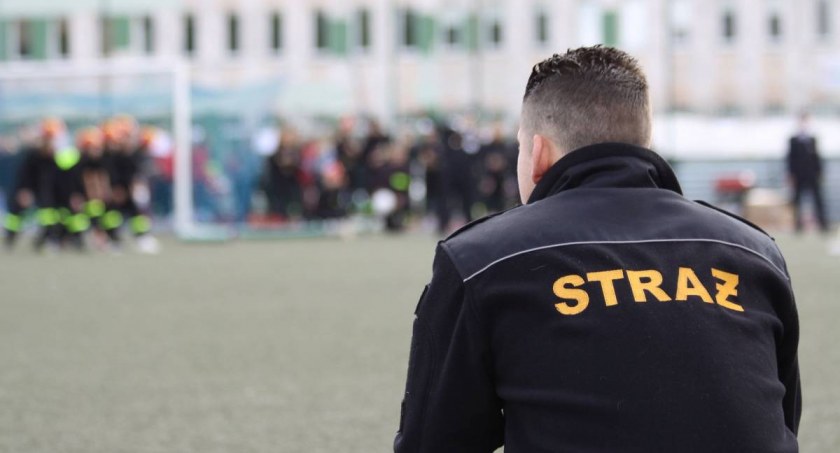 Okolice Łowicza. Ktoś specjalnie podcina drzewa przy drogach?