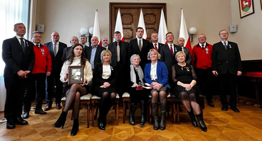 Członkowie PTTK i ŁTPN odebrali oznaczenia od wojewody łódzkiego (foto)