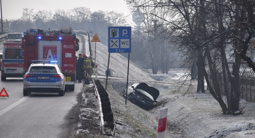 Łowicz. Kolizja na DK92. Jeden z pojazdów w rowie [AKTUALIZACJA]