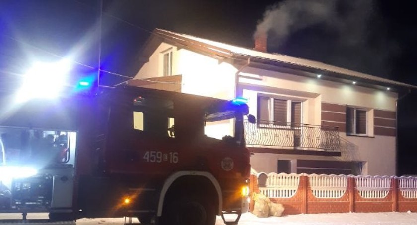 Reczyce. Pożar sadzy w kominie przyczyną nocnej interwencji strażaków