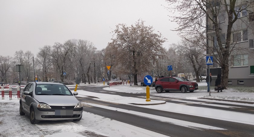 Łowicz. Kolejna kolizja na rondzie przy ul. Mickiewicza (foto)