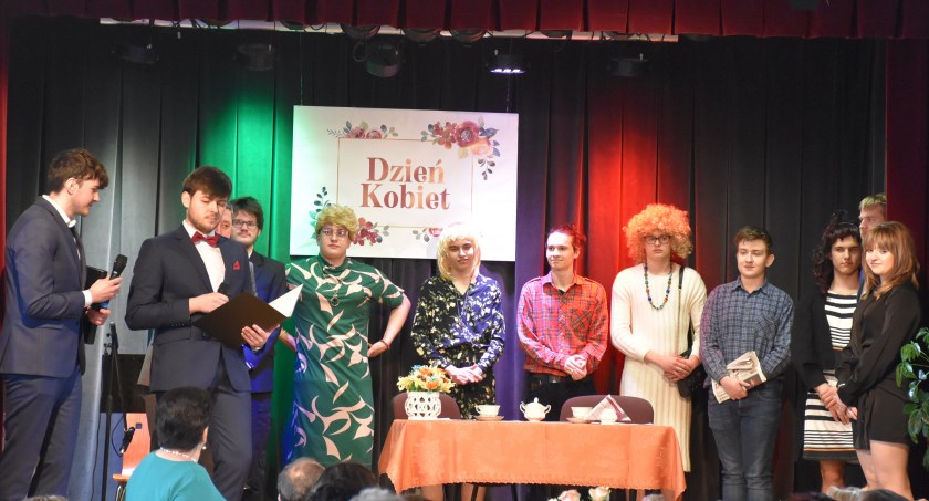 Dzień Kobiet na wesoło w GOK Zduny (foto,film)