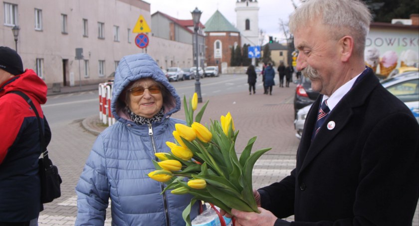 Łowicz. Burmistrz rozdawał kwiaty łowiczankom (foto)