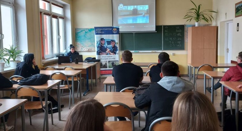 O zawodzie Policjanta z maturzystami łowickiego Ekonomika