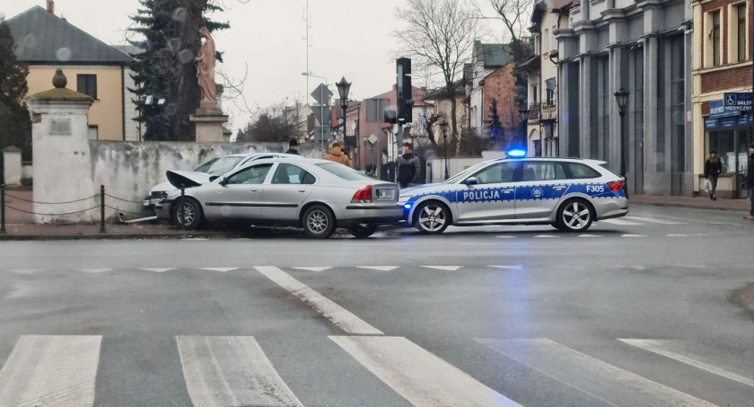 Łowicz. Kolizja przy kościele Św. Ducha