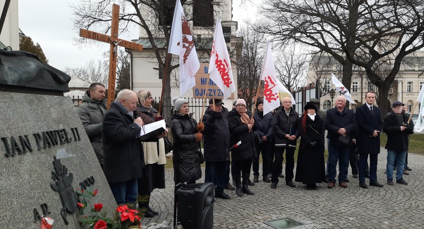 Łowicz. Manifestacja w obronie dobrego imienia św. Jana Pawła II (foto, film)