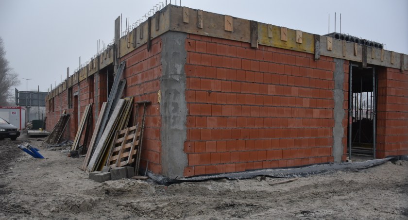 Mury budynku zaplecza Pelikana już coraz wyższe (foto)