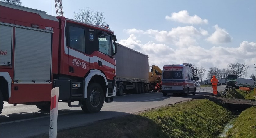 Wypadek ciężarówek pod Łowiczem. Są ranni, droga zablokowana! [AKTUALIZACJA](foto)
