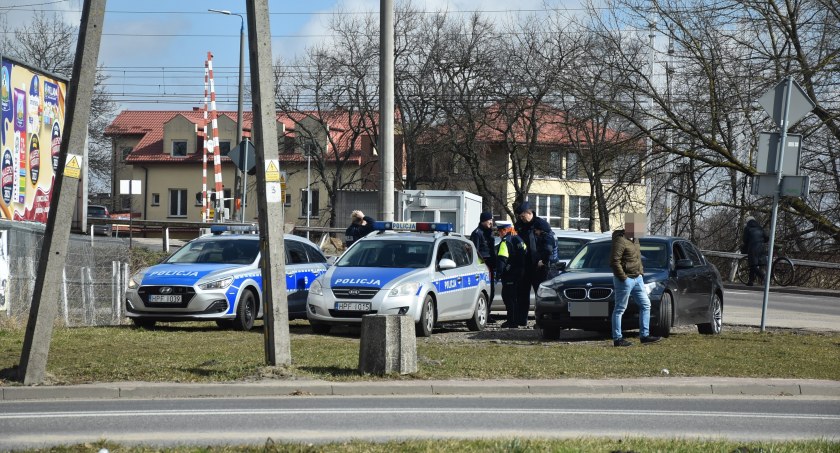Łowicz. Kolizja na ul. Mostowej z udziałem radiowozu (foto)