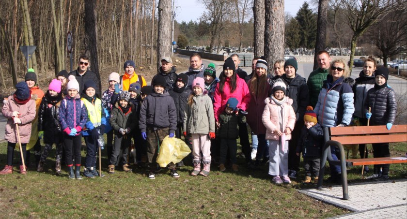 Sprzątanie lasu w Domaniewicach (foto)