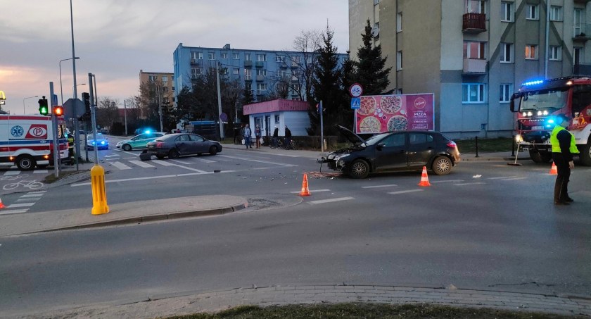 Łowicz. Zderzenie dwóch aut na skrzyżowaniu przy centrum handlowym Stop Shop