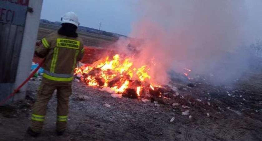 Gmina Bielawy. Ponowny pożar śmieci na cmentarzu