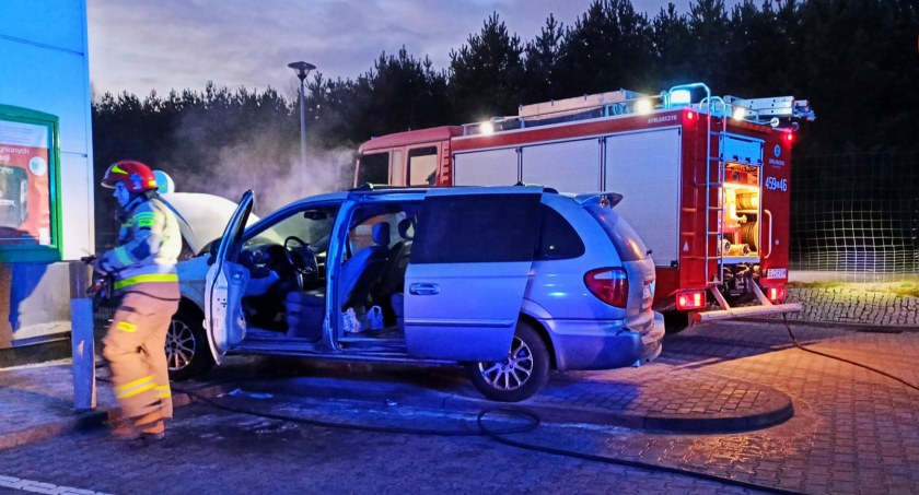 Chrysler spłonął na stacji paliw