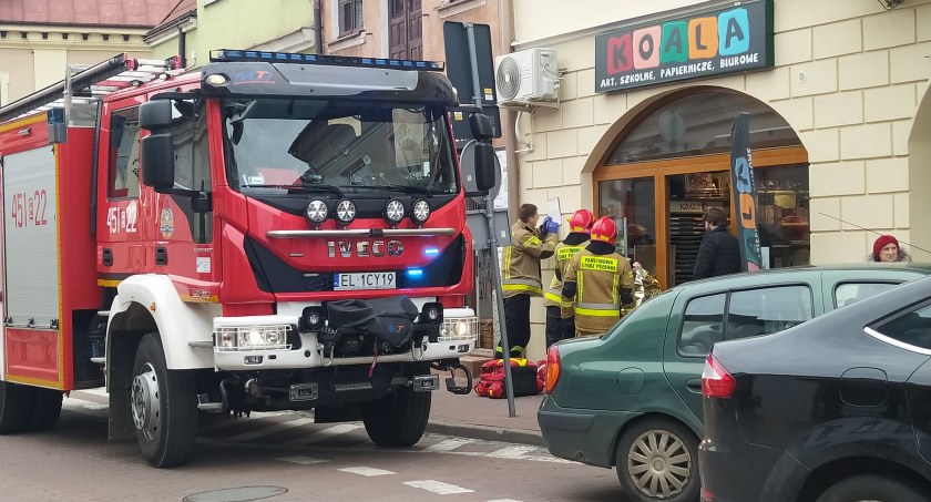 Łowicz. Strażacy pomogli kobiecie, która zasłabła