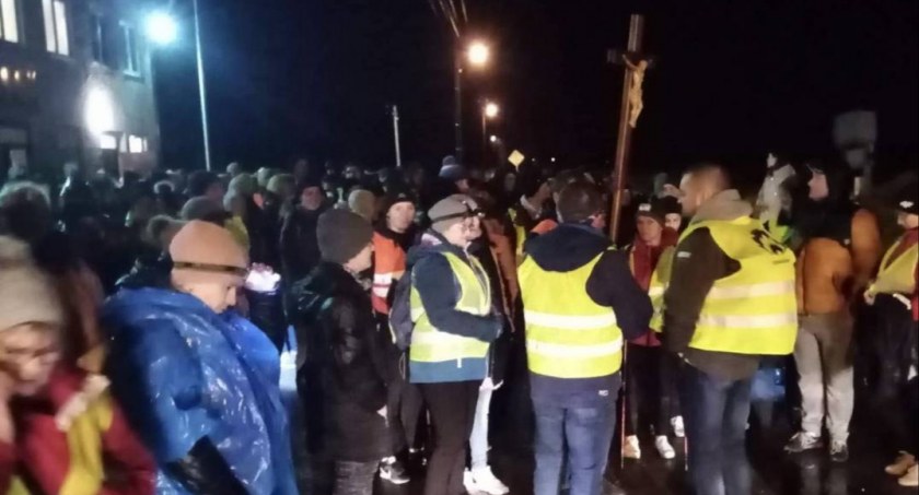 Kiernozia. Nocna droga krzyżowa w intencji pokoju (foto, film)
