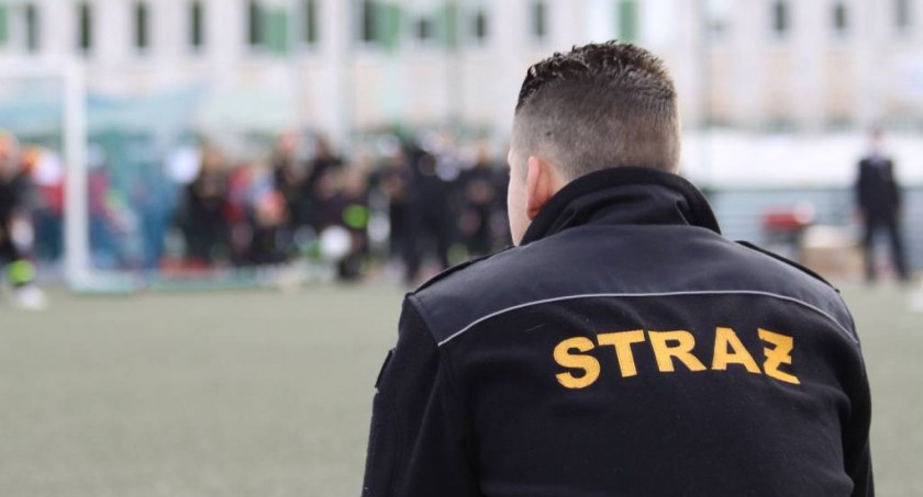 Brzozów. Strażacy pomogli mężczyźnie, który wpadł do głębokiego rowu