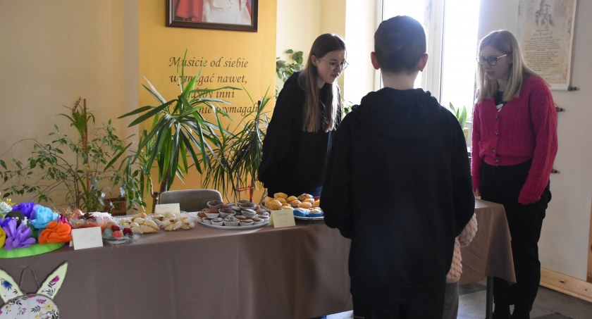 Charytatywny Kiermasz Wielkanocny w łowickiej Trójce (foto)