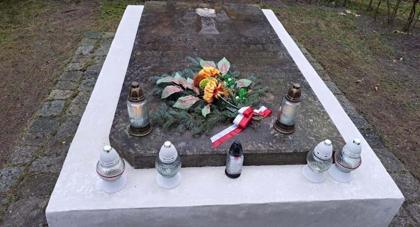 Łowicz. Odnowiono mogiłę w Lasku Miejskim (foto)