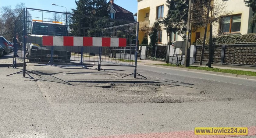 Awaria sieci kanalizacji sanitarnej na ul. Bonifraterskiej. Kiedy naprawa? (foto)