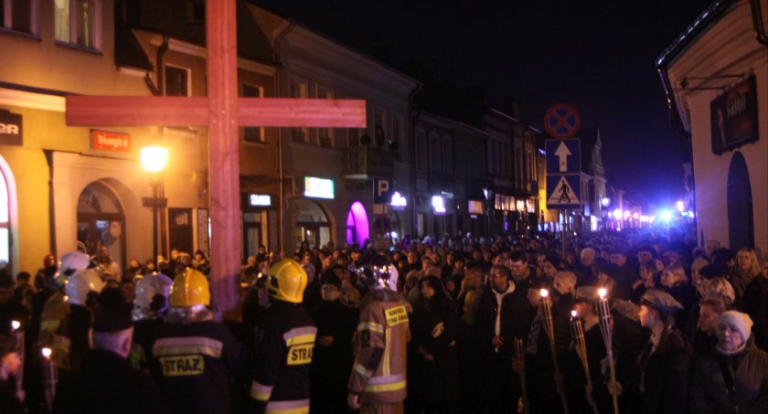 Droga krzyżowa przeszła ulicami Łowicza (foto, film)
