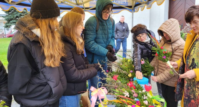Uczniowie pijarskiej rozprowadzają palemki (foto)