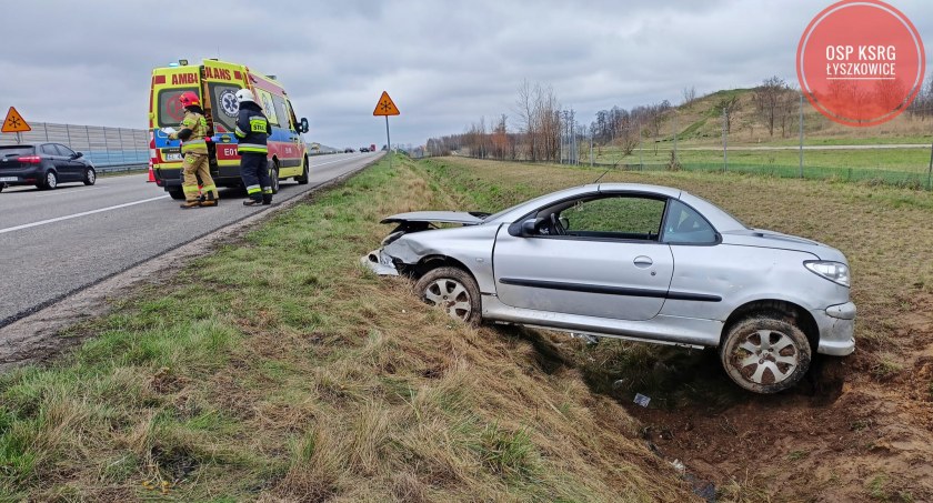 Samochód dachował na A2! Poszkodowanego zabrał śmigłowiec LPR!