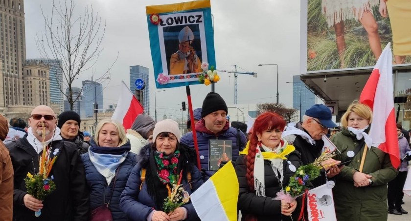 Łowiczanie na marszu w obronie Jana Pawła II